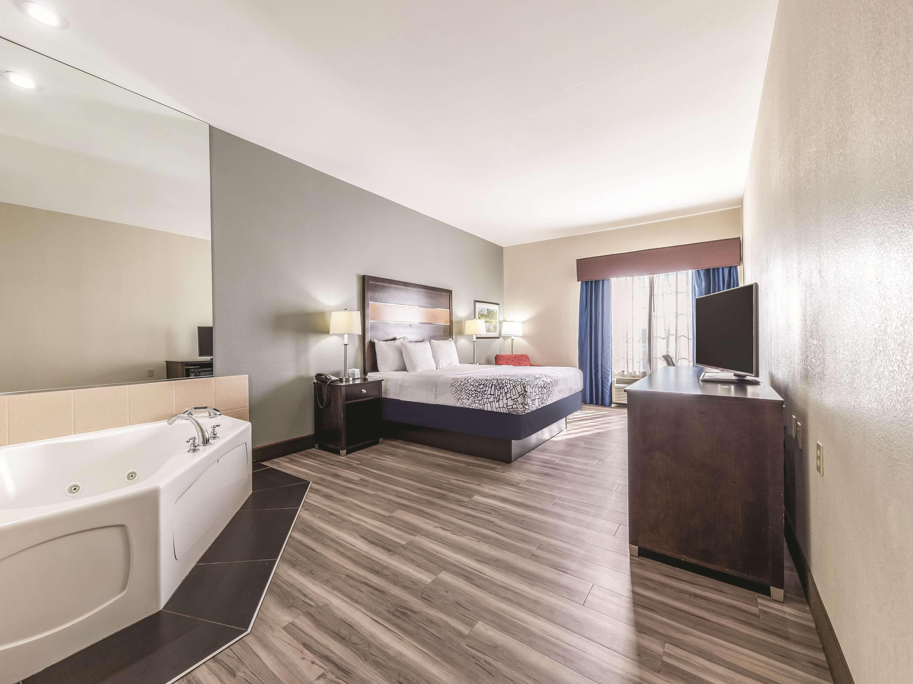 Отель La Quinta By Wyndham Tulsa - Catoosa Экстерьер фото