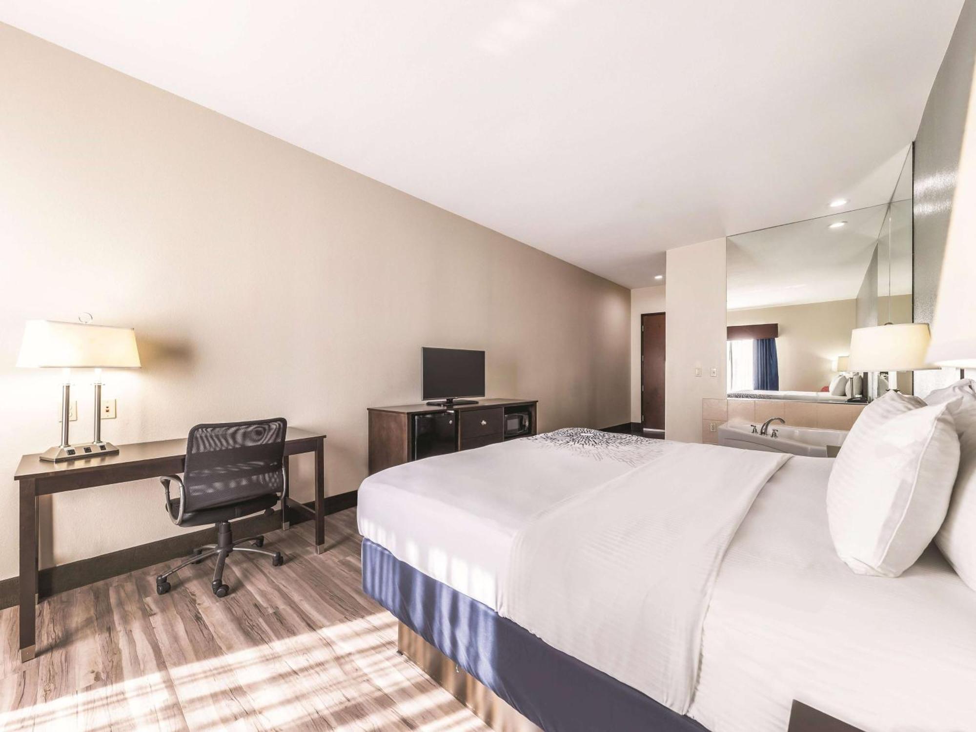 Отель La Quinta By Wyndham Tulsa - Catoosa Экстерьер фото